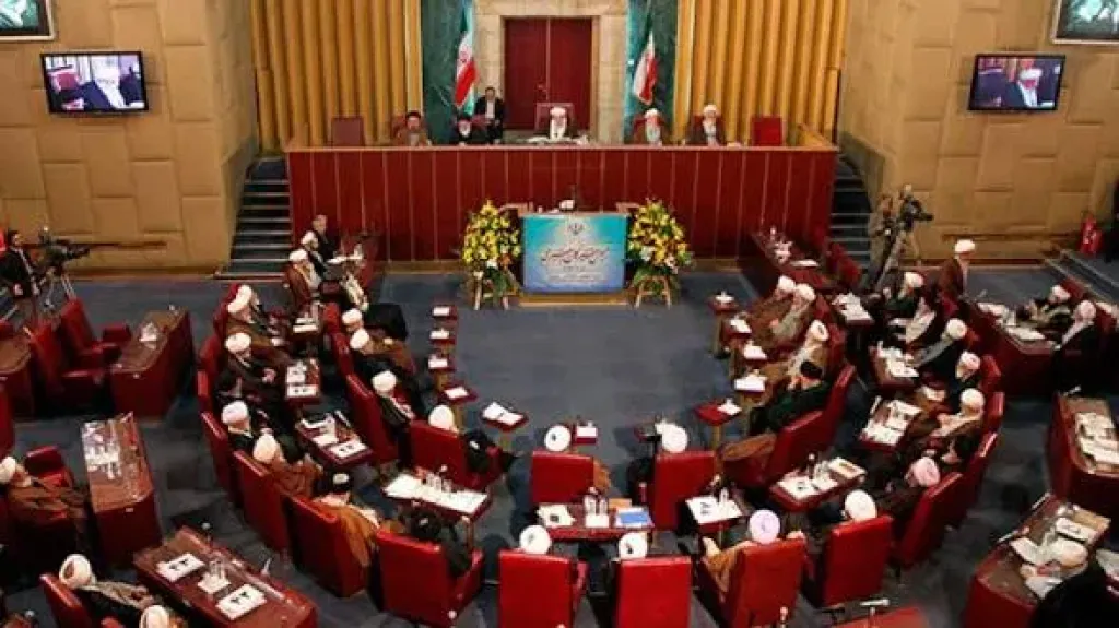 بعد غياب طويل.. ”مجلس خبراء القيادة” يعود إلى الحياة ويحدد بالاسم من يقود إيران